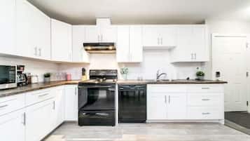 Køleskab, mikrobølgeovn, ovn, kogeplade