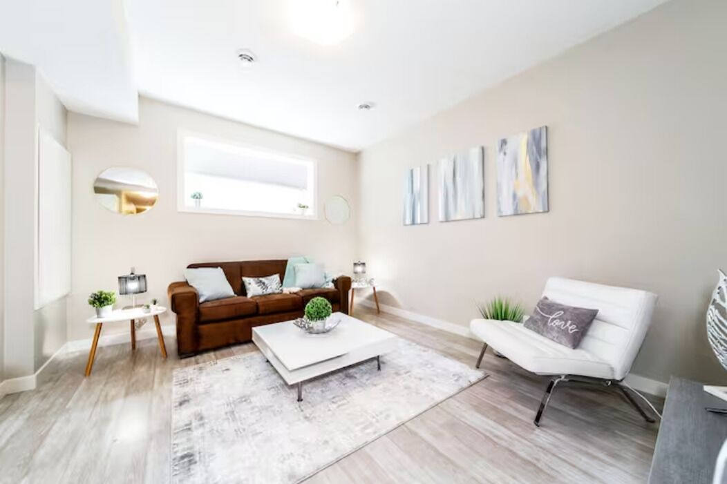 Bright Spacious Suite - King Bed - Long Stays - Wifi - Alberta