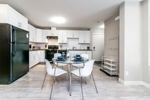 Refrigerador, microondas, horno, placa de cocina