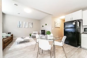 Interior - Bright Spacious Suite - King Bed - Long Stays - WiFi
 (Edmonton)