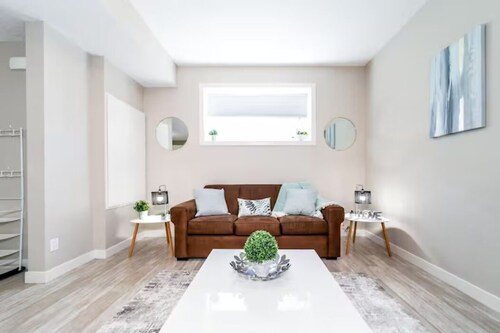 Bright Spacious Suite - King Bed - Long Stays - WiFi
