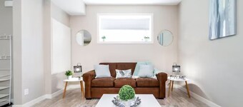 Bright Spacious Suite - King Bed - Long Stays - WiFi
