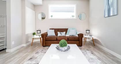 Bright Spacious Suite - King Bed - Long Stays - WiFi