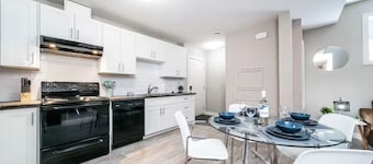 Bright Spacious Suite - King Bed - Long Stays - WiFi
