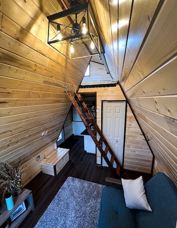 スマートテレビ、書庫. Tiny A-Frame Cabin with Outdoor Fire Pit!