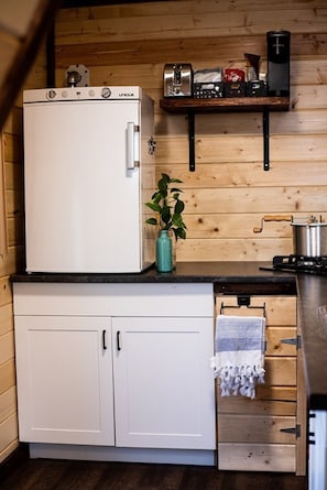 Fridge, stovetop, coffee/tea maker, electric kettle