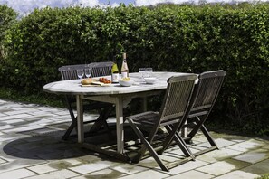 Outdoor dining - Crows Hall -  a beautiful house in Colchester sleeping 4 guests (Colchester)