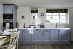 Fridge, microwave, oven, dishwasher - Crows Hall -  a beautiful house in Colchester sleeping 4 guests (Colchester)