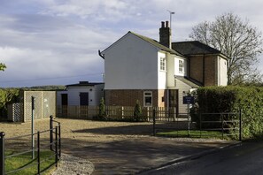 Exterior - Crows Hall -  a beautiful house in Colchester sleeping 4 guests (Colchester)