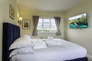 2 habitaciones, tabla de planchar con plancha, cuna de viaje y internet 