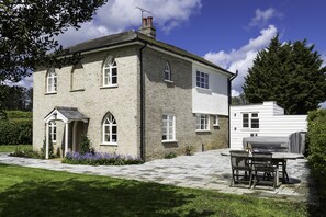 Outdoor dining - Crows Hall -  a beautiful house in Colchester sleeping 4 guests (Colchester)