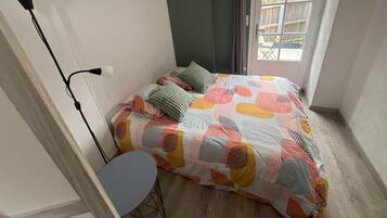 1 slaapkamer, een strijkplank/strijkijzer, wifi, beddengoed