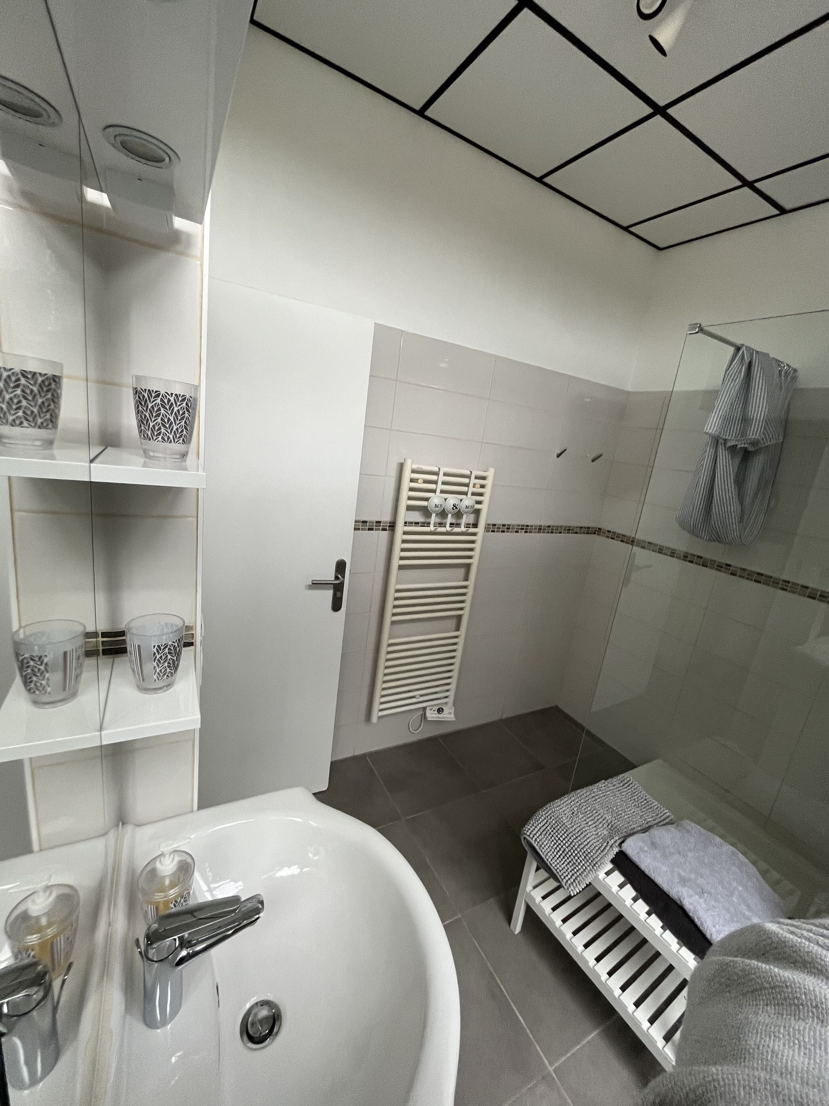 Douche, sèche-cheveux, serviettes fournies, savon