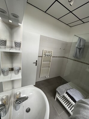 Een douche, een haardroger, handdoeken, zeep