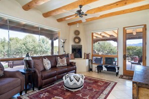 Smart TV, fireplace, DVD player, ping pong - Casa Del Oso - Mountain Views & Hot Tub (Santa Fe)