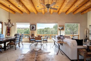 Smart TV, fireplace, DVD player, ping pong - Casa Del Oso - Mountain Views & Hot Tub (Santa Fe)