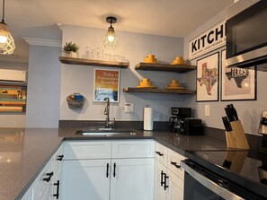 Een koelkast, een magnetron, een oven, een kookplaat