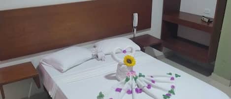 Habitación individual Confort | Decoración individual, mobiliario individual, escritorio