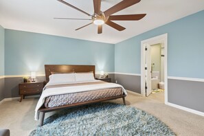 4 bedrooms, desk, WiFi, bed sheets