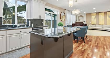 Charming 4-bedroom family friendly house with WiFi and AC in fabulous Vancouver