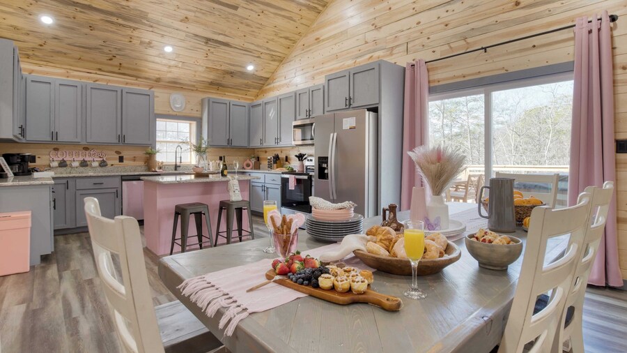 Pink Pines by Avantstay Luxury Aesthetic Dream Home, Indoor Pool, Hot Tub