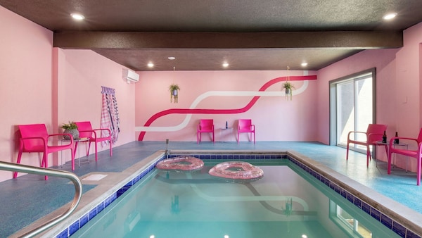 Pink Pines By Avantstay Luxury Aesthetic Dream Home, Indoor Pool, Hot Tub - Pigeon Forge, TN