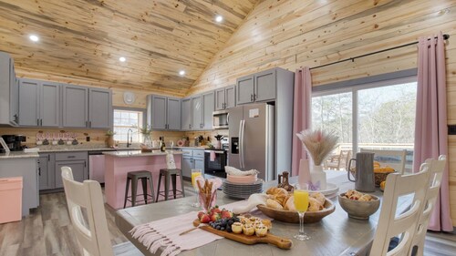 Pink Pines by Avantstay Luxury Aesthetic Dream Home, Indoor Pool, Hot Tub