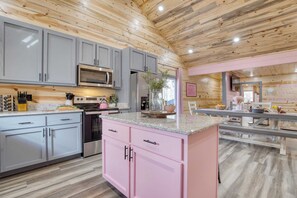 House (5 Bedrooms) | Interior - Pink Pines by Avantstay Luxury Aesthetic Dream Home, Indoor Pool, Hot Tub (Sevierville)