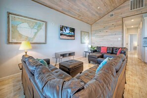 House (6 Bedrooms) | Interior - 6bdr Bay Haven w/ Shared Waterfront Pool + Boat Dock Keeper Trout by Avantstay (Corpus Christi)