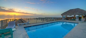 6bdr Bay Haven w/ Shared Waterfront Pool + Boat Dock Keeper Trout by Avantstay