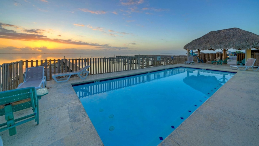 6bdr Bay Haven w/ Shared Waterfront Pool + Boat Dock Keeper Trout by Avantstay