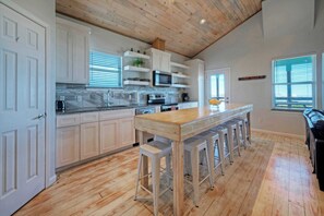 House (6 Bedrooms) | Interior