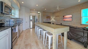 Interior - 6bdr, Balcony w/ Bay View, Shared Pool + Boat Dock Keeper Red by Avantstay (Corpus Christi)