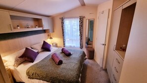 2 bedrooms, iron/ironing board, travel cot, free WiFi - Modern Holiday Home in the 300 acre 5* Kelling Heath Holiday Park, North Norfolk (Holt)