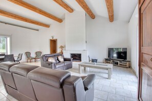 Televisión y chimenea 