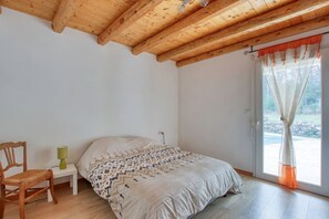 4 bedrooms, iron/ironing board, free WiFi, bed sheets