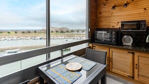 Une cuisine moderne dotée d’une grande fenêtre donnant sur un port de plaisance.