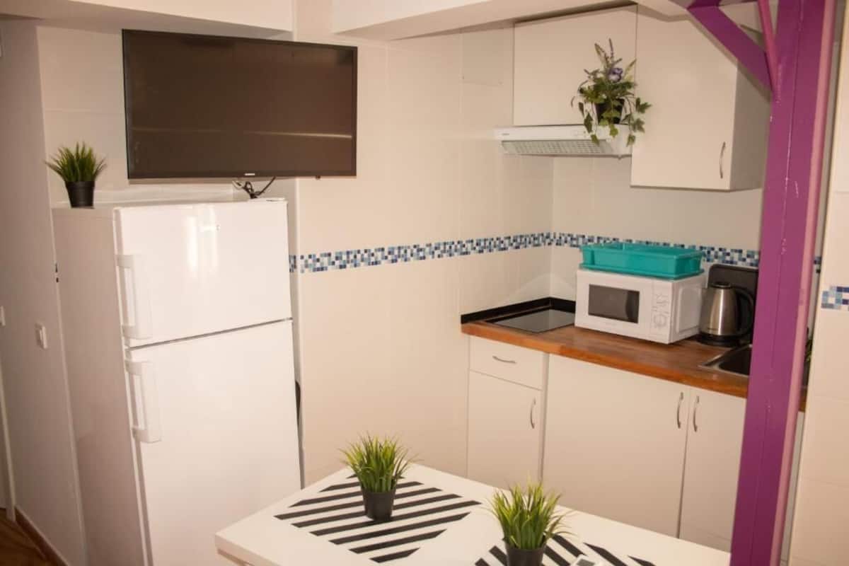 City-Apartment | Eigene Küche | Großer Kühlschrank, Mikrowelle, Kaffeemühle