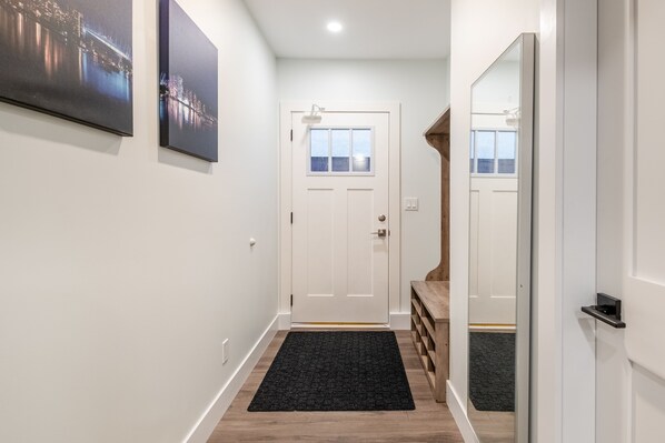 Interior - Centrally located East Vancouver Studio
(In-suite laundry)
(Vancouver)