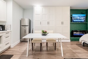 Interior - Centrally located East Vancouver Studio
(In-suite laundry)
(Vancouver)