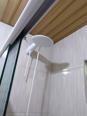 SĂšche-cheveux, serviettes fournies, savon, papier toilette
