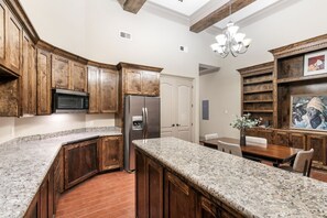 Kjøleskap, mikrobølgeovn, kaffetrakter/tekoker og brødrister