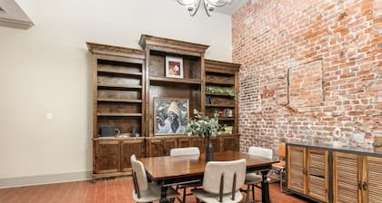2BR Downtown Gem – Walk to FQ & Bourbon St.