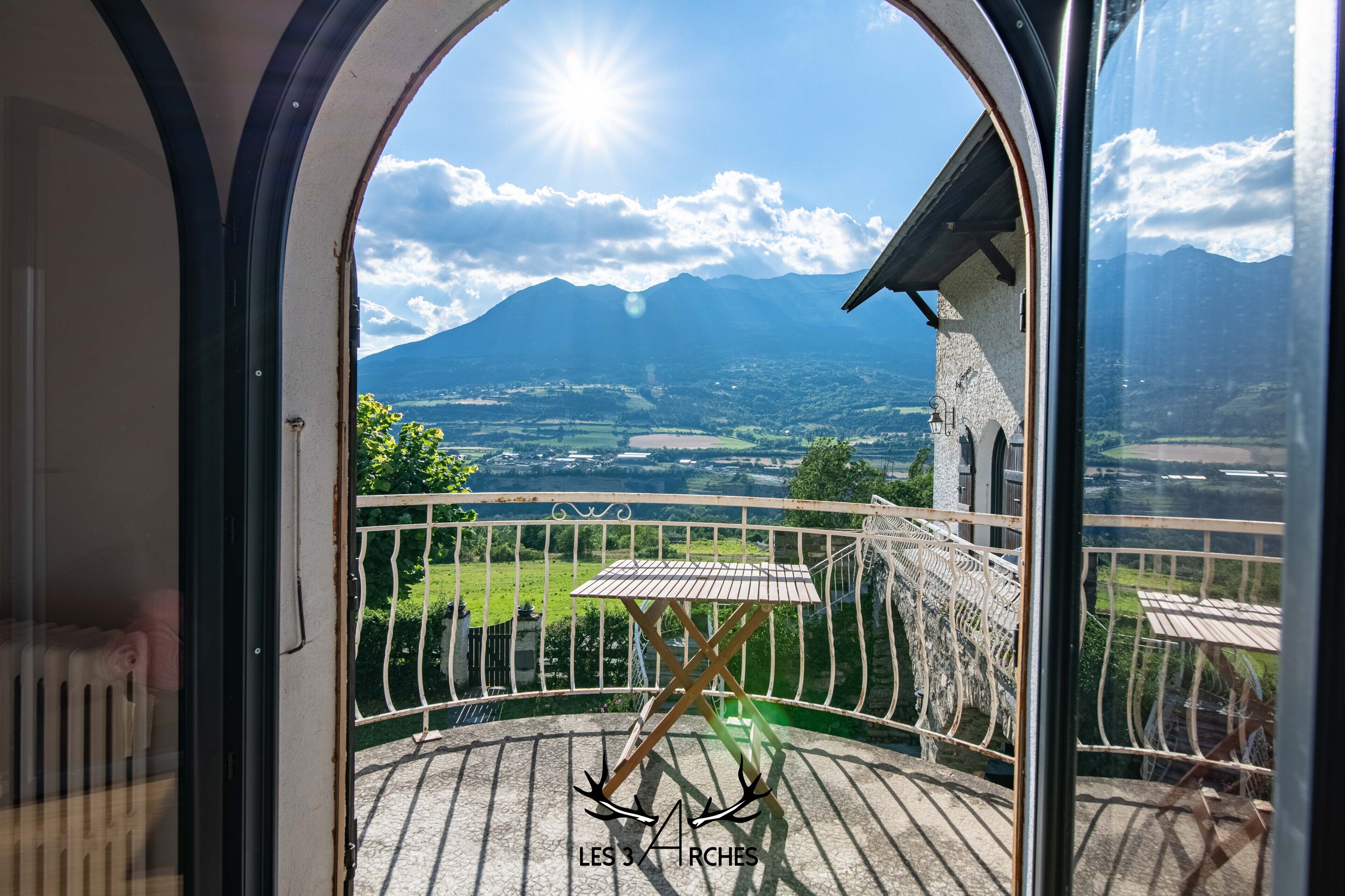 En balkon med udsigt til bjerge og en klar himmel.