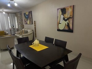 Dining - Stylish executive apartment with pool (Naguanagua)