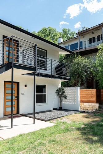 Modern Central ATX Condo. Walk to Zilker Park, Barton Springs & Lady Bird Lake