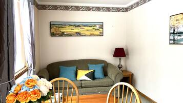 Basic Cottage | Living area