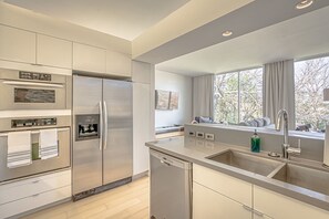 雪櫃、微波爐、焗爐、爐具