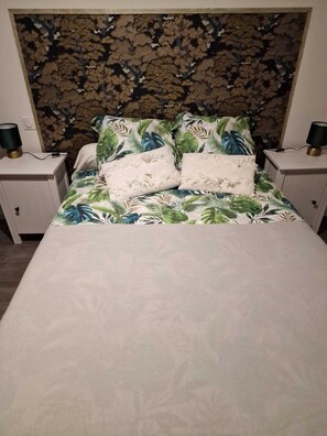 1 slaapkamer, een strijkplank/strijkijzer, reisbedje, gratis wifi