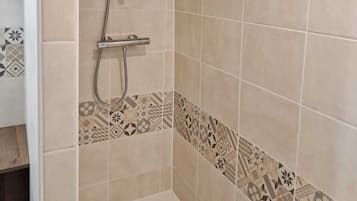 Een douche, een haardroger, handdoeken, zeep